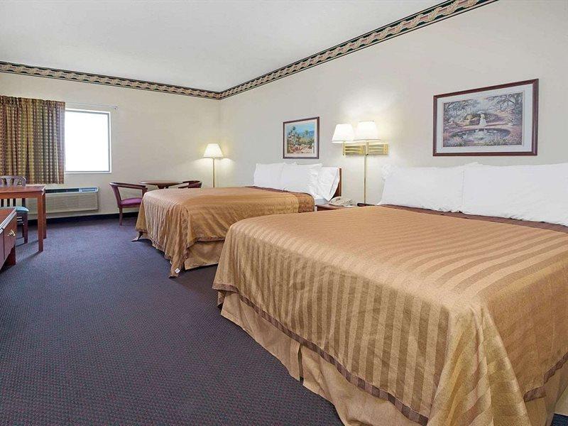 Travelodge By Wyndham St. Louis Berkeley Buitenkant foto