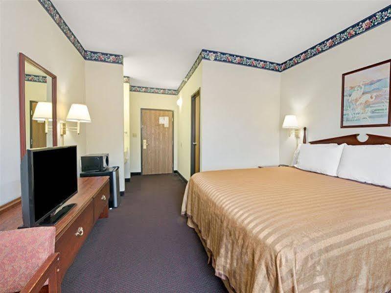 Travelodge By Wyndham St. Louis Berkeley Buitenkant foto