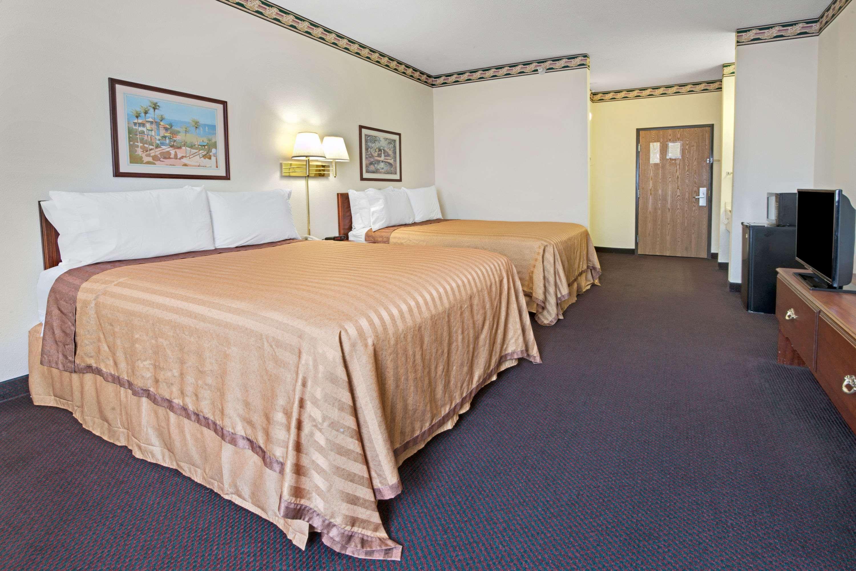Travelodge By Wyndham St. Louis Berkeley Buitenkant foto