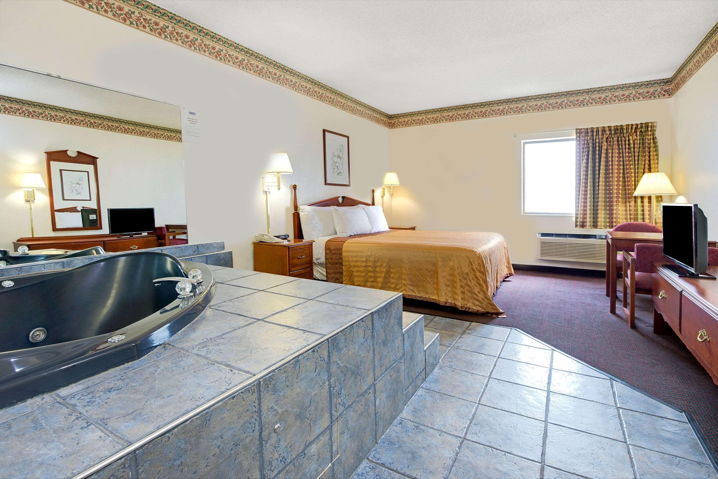 Travelodge By Wyndham St. Louis Berkeley Buitenkant foto