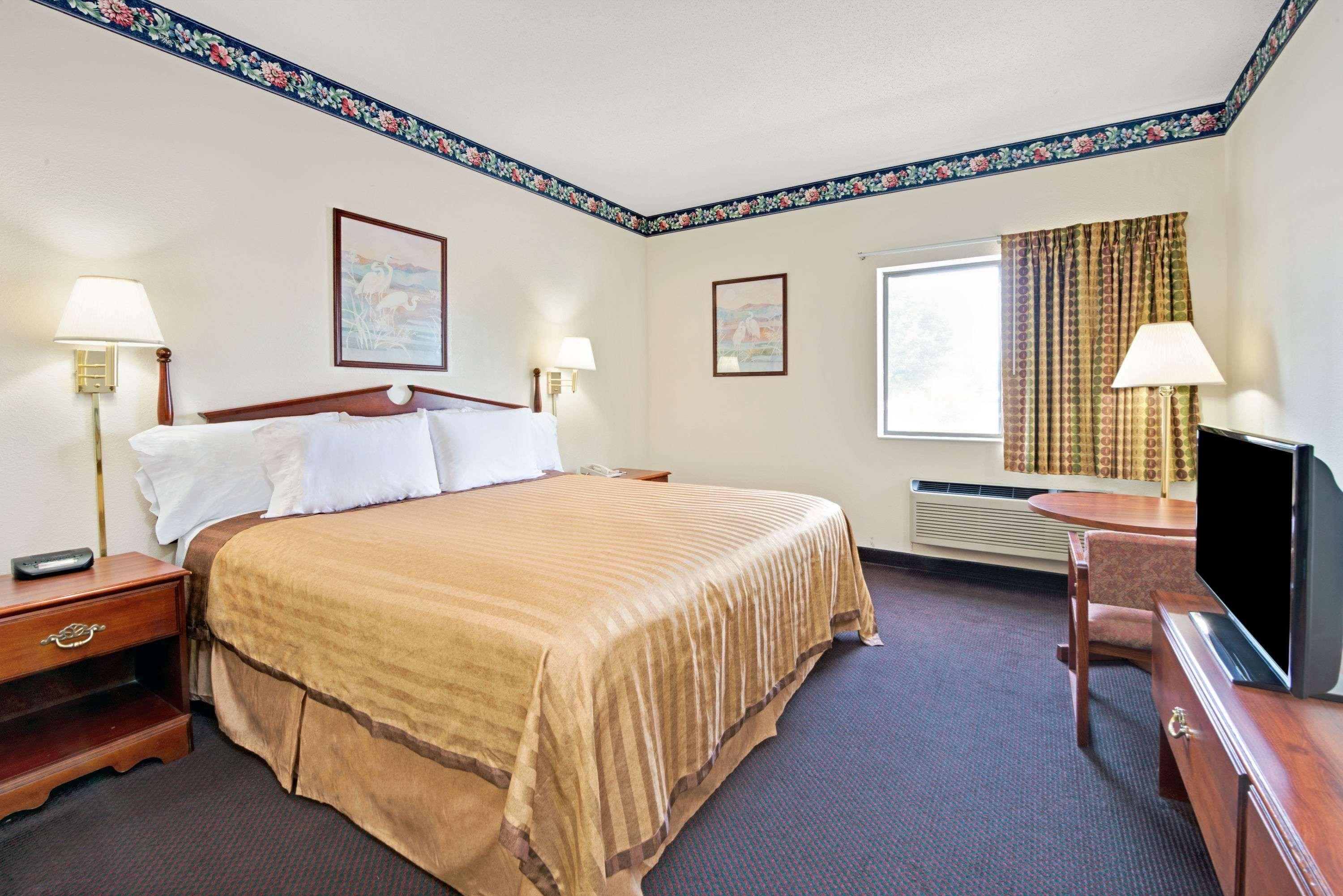 Travelodge By Wyndham St. Louis Berkeley Buitenkant foto