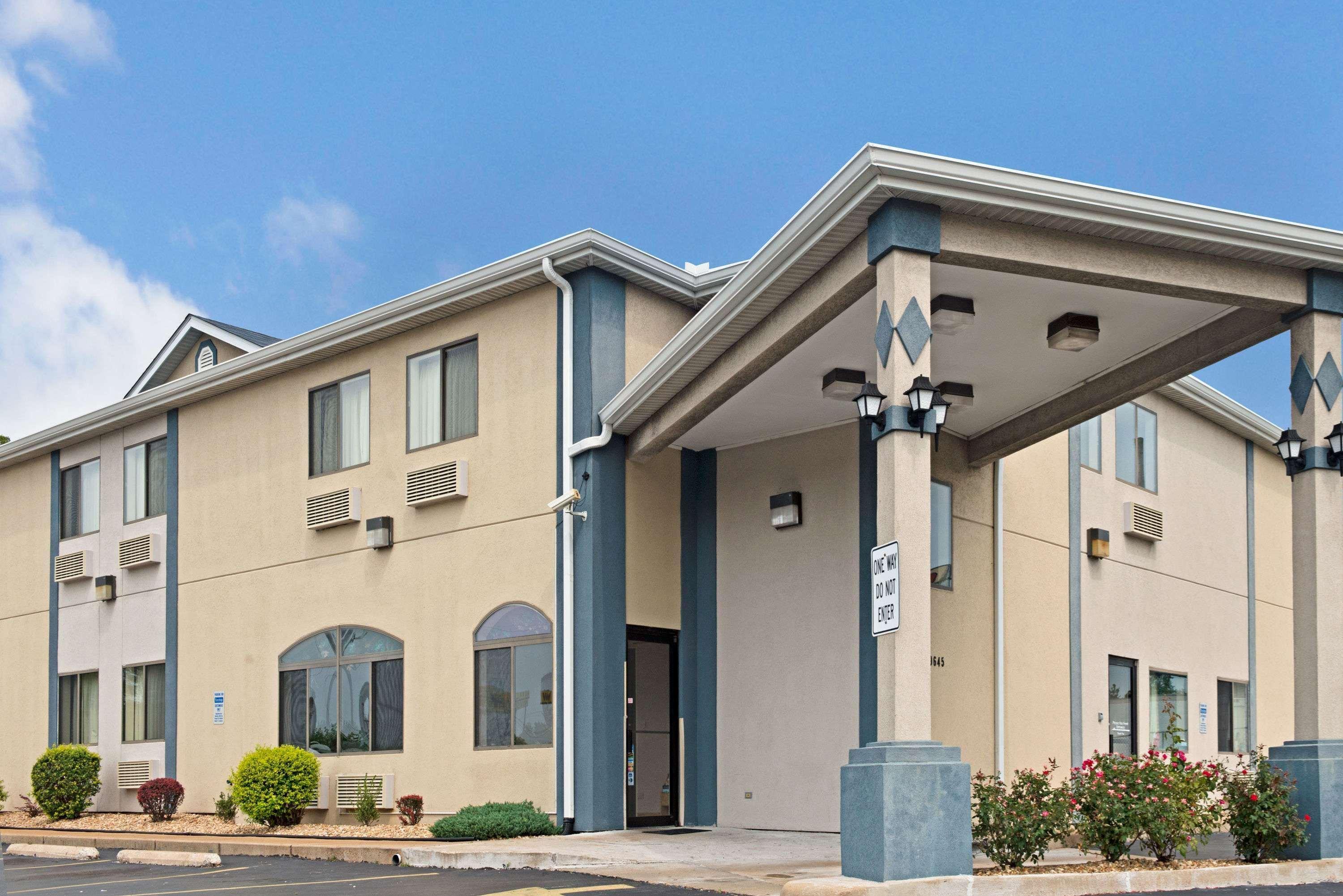 Travelodge By Wyndham St. Louis Berkeley Buitenkant foto