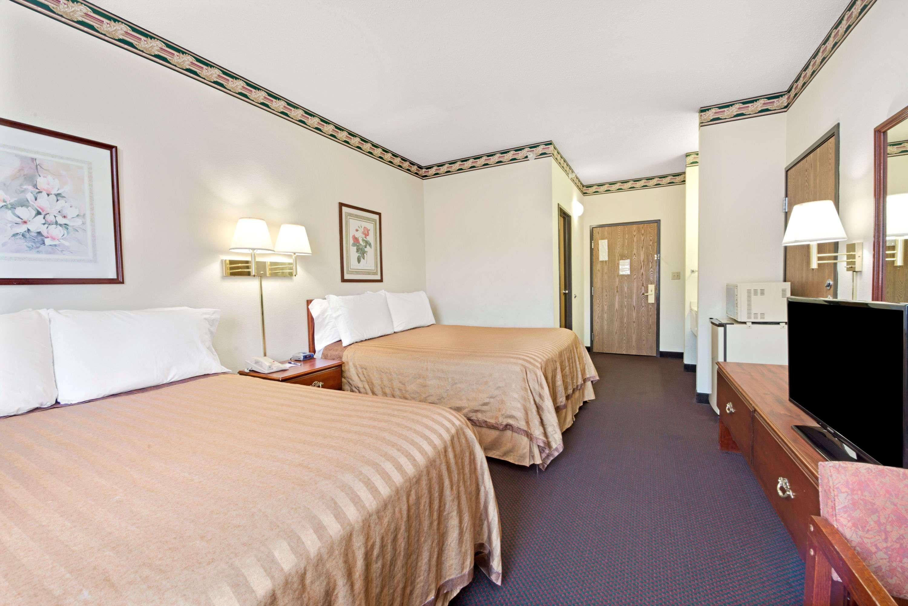 Travelodge By Wyndham St. Louis Berkeley Buitenkant foto