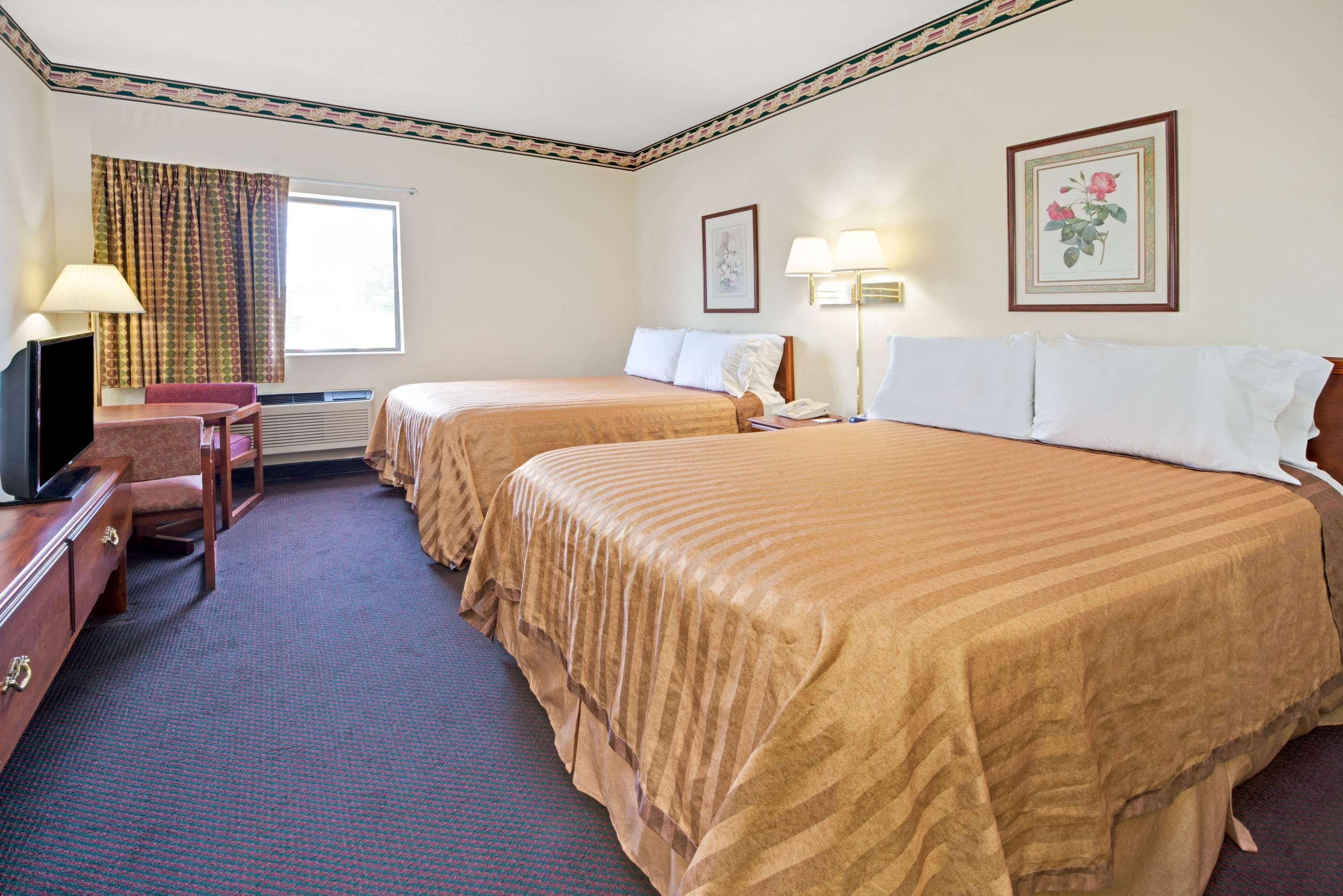 Travelodge By Wyndham St. Louis Berkeley Buitenkant foto