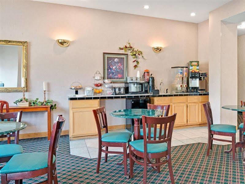 Travelodge By Wyndham St. Louis Berkeley Buitenkant foto
