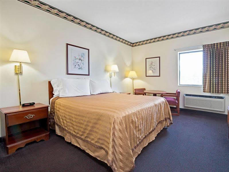 Travelodge By Wyndham St. Louis Berkeley Buitenkant foto
