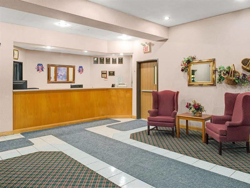 Travelodge By Wyndham St. Louis Berkeley Buitenkant foto